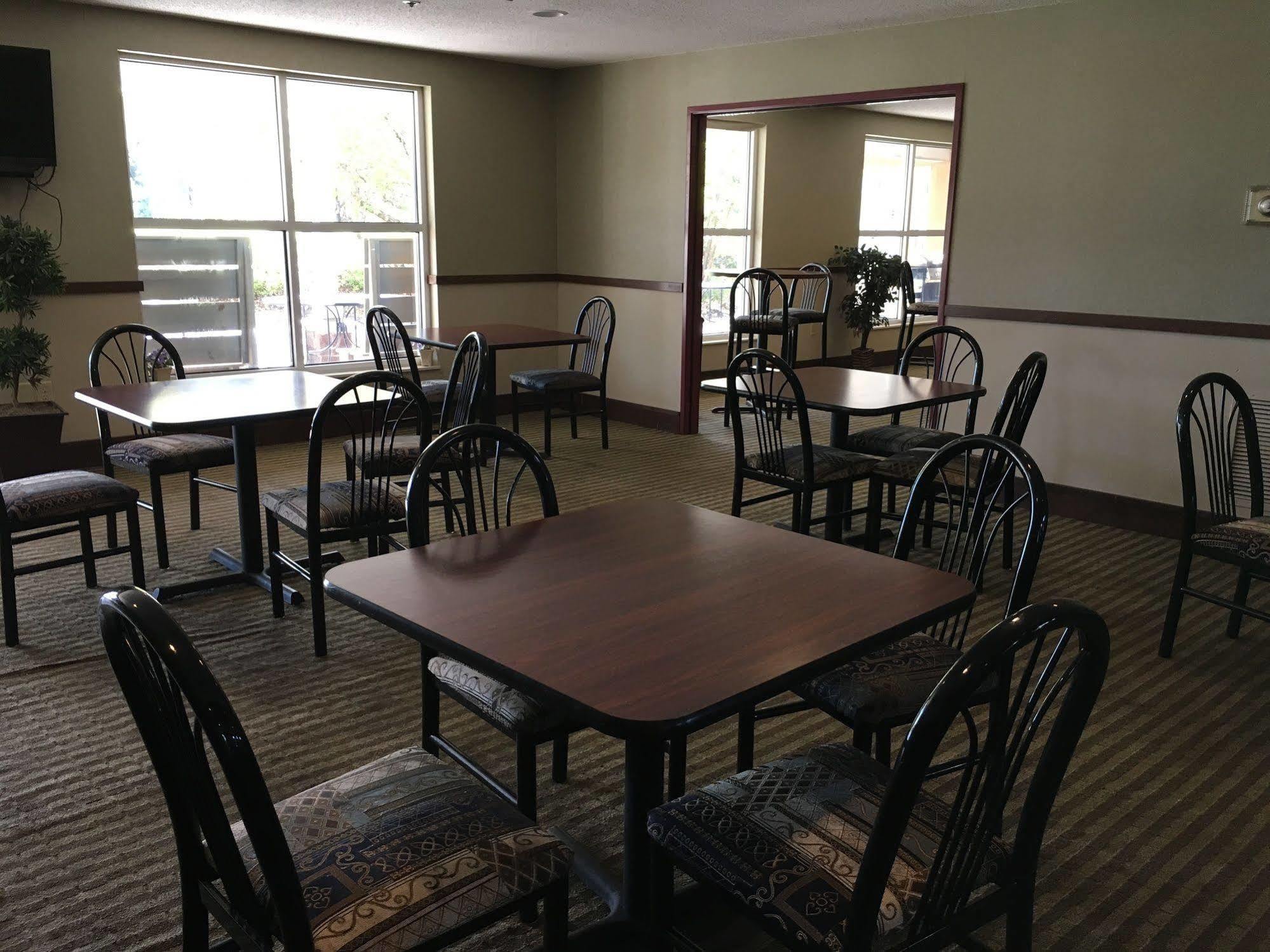 Norwood Inn And Suites Chaska Exterior foto